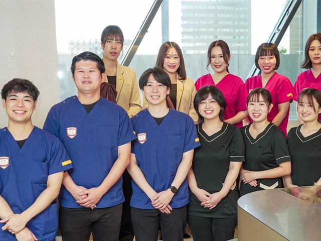 スタッフの集合写真