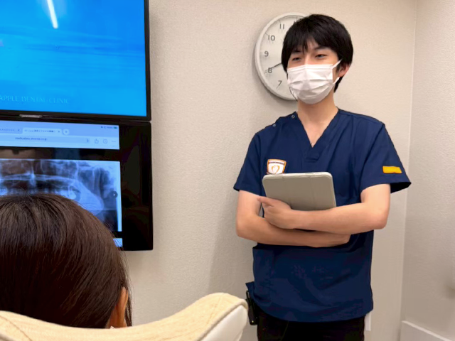 根管治療後の被せ物について患者様に説明を行う歯科医師