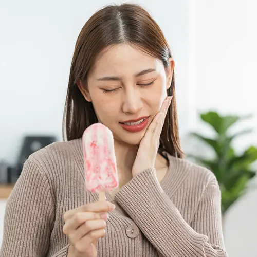 アイスを食べて歯がしみた女性