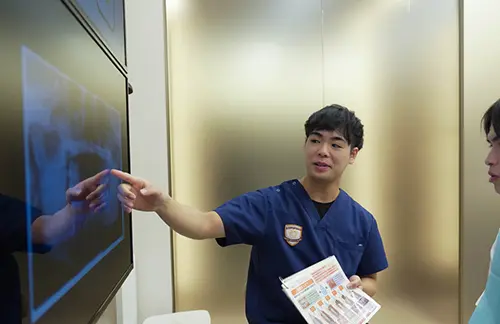 歯科医師の説明風景