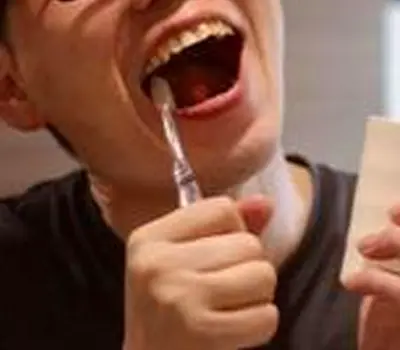 奥歯を磨く男性