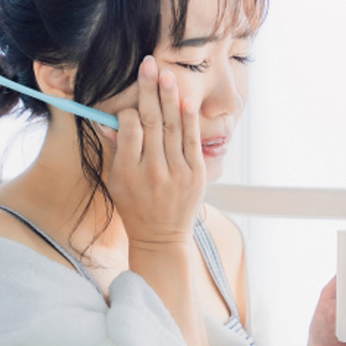 矯正装置の痛みや違和感に悩む女性