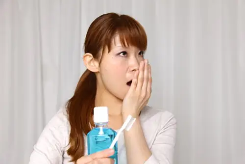 口臭に悩む女性